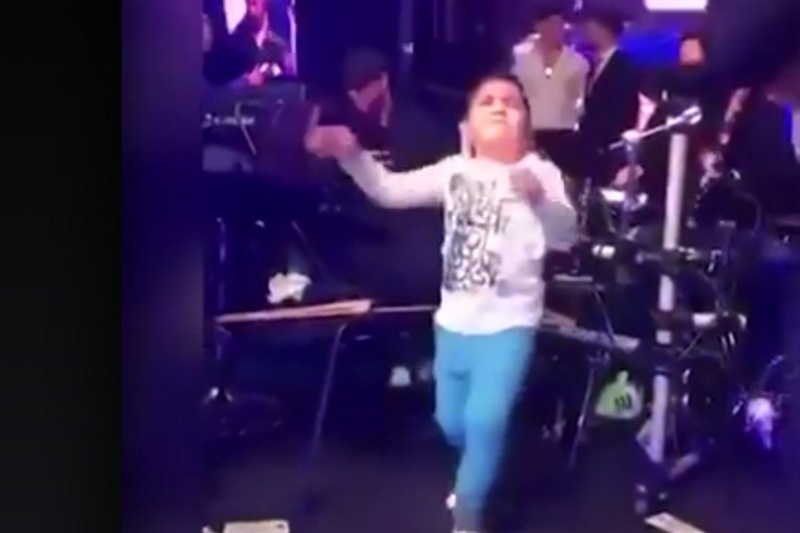 Ο πιτσιρικάς που έριξε το facebook με το τσιφτετέλι του (video)