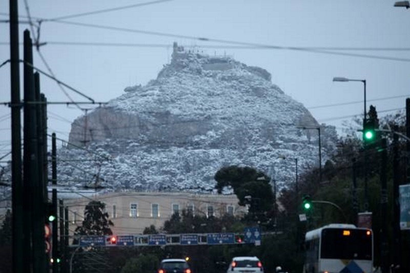 Σε λευκό κλοιό η Αθήνα - Ποιοι δρόμοι είναι κλειστοί