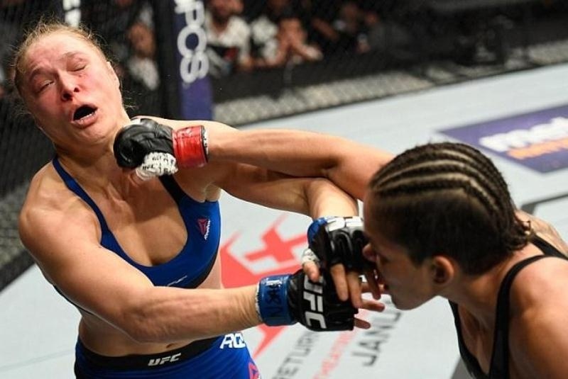 Τις... έφαγε στο comeback η Ρόντα Ράουζι! (video)