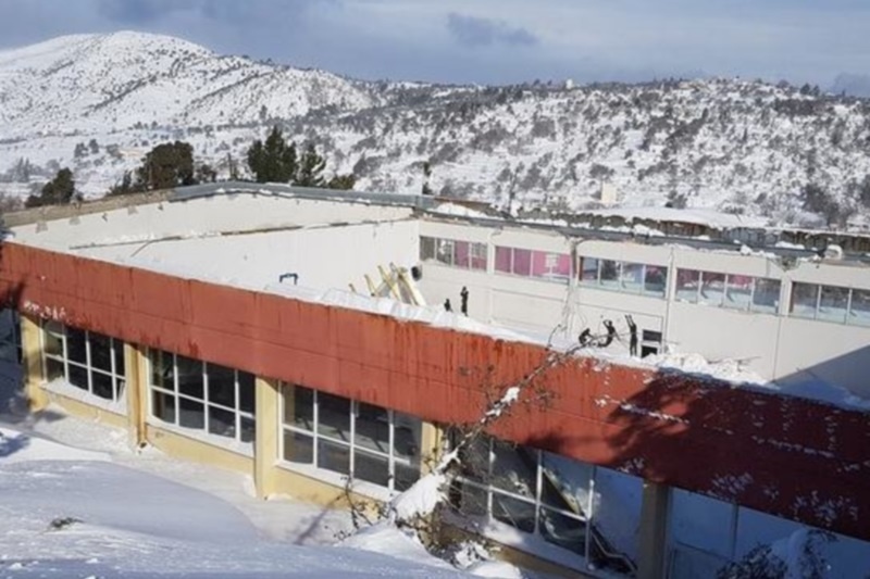 Απίστευτο κι όμως ελληνικό: Κατέρρευσε σκεπή κλειστού γυμναστήριου από το χιόνι! (photo)