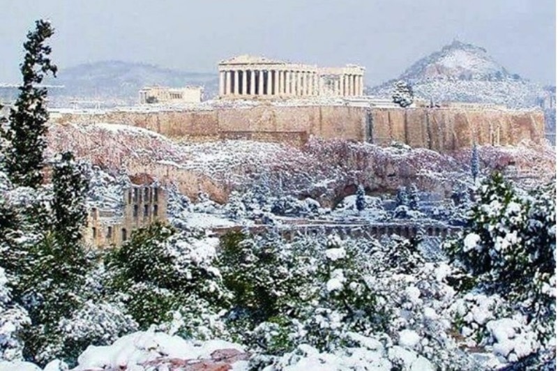 Η χιονισμένη Ακρόπολη θέμα στην «Telegraph» (video)