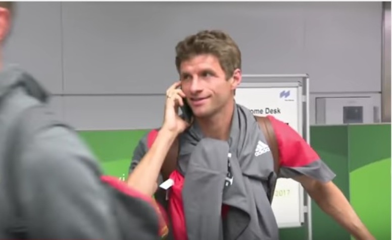 Το κόλπο του αιώνα: Απέφυγε τους δημοσιογράφους ο Μίλερ μιλώντας στο διαβατήριό του! (video)