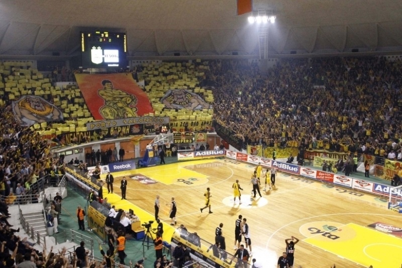 Χαμός στο Αλεξάνδρειο: Πέταξαν ποτήρι με καφέ στον γιατρό της ΑΕΚ!