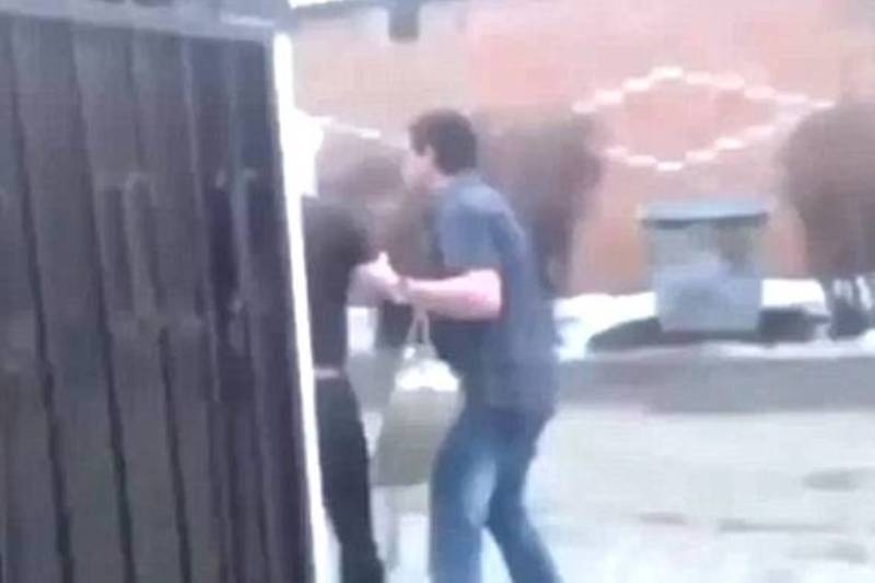 Αυτά δεν γίνονται: Πέταξε τη φίλη του σε κάδο απορριμμάτων γιατί νόμιζε ότι τον απατάει! (vid)