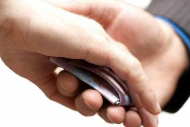 Απολύθηκαν εφοριακοί για «χοντρό» φακελάκι