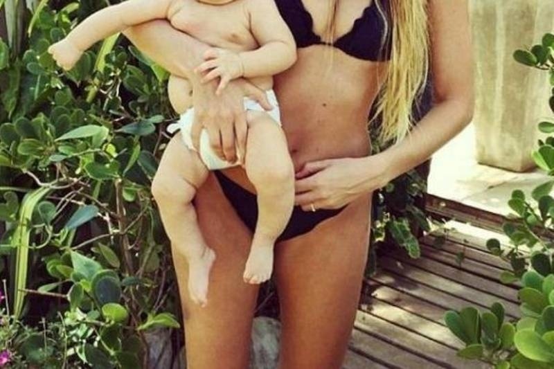 Μαμά και γιος εύχονται καλή χρονιά με μαγιό και... πάνα!