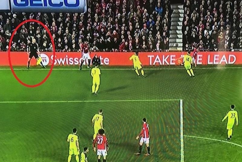 «Κοιμήθηκε» ο βοηθός στο Μάντσεστερ-Λίβερπουλ! (video)