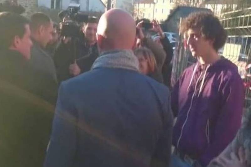 Γαλλία: Νεαρός χαστούκισε τον Βαλς σε προεκλογική επίσκεψη (vid)