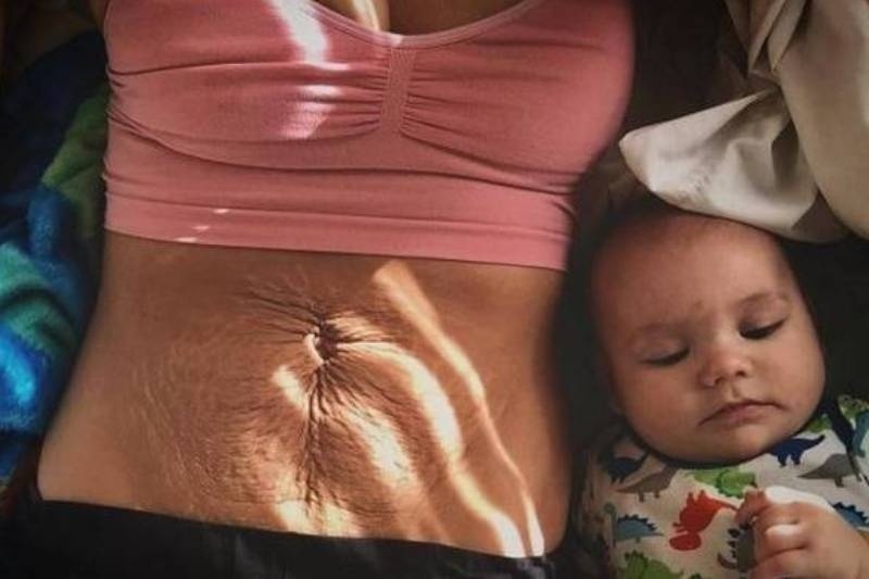 Μια μαμά που συγκινεί: «Κανείς δεν σε προειδοποιεί για τις σκοτεινές πλευρές της μητρότητας»