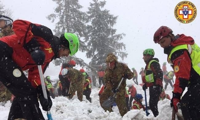 Χιονοστιβάδα Ιταλία: Τουλάχιστον 23 άνθρωποι αγνοούνται στα χαλάσματα του ξενοδοχείου Rigopiano