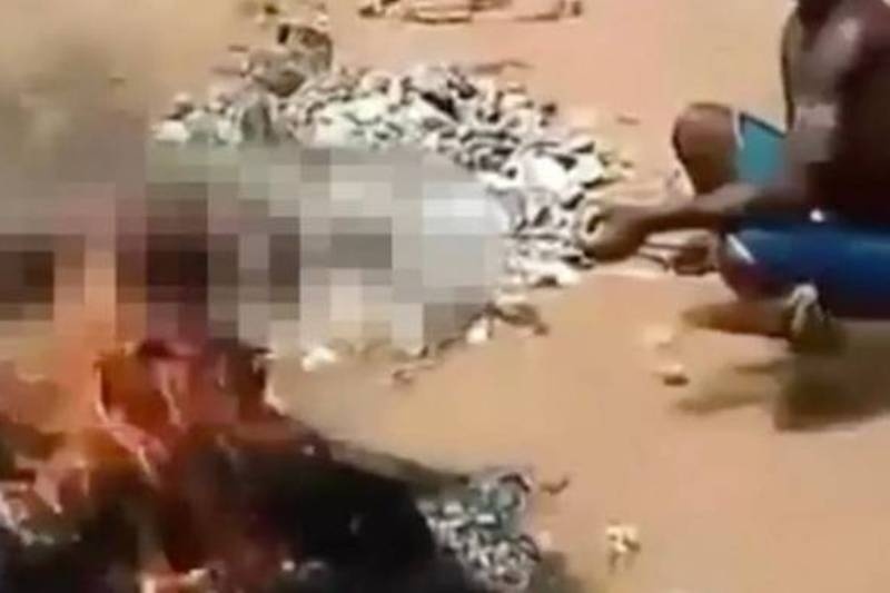 Το βίντεο της φρίκης: Κάνιβαλοι μαγειρεύουν και τρώνε συγκρατούμενούς τους