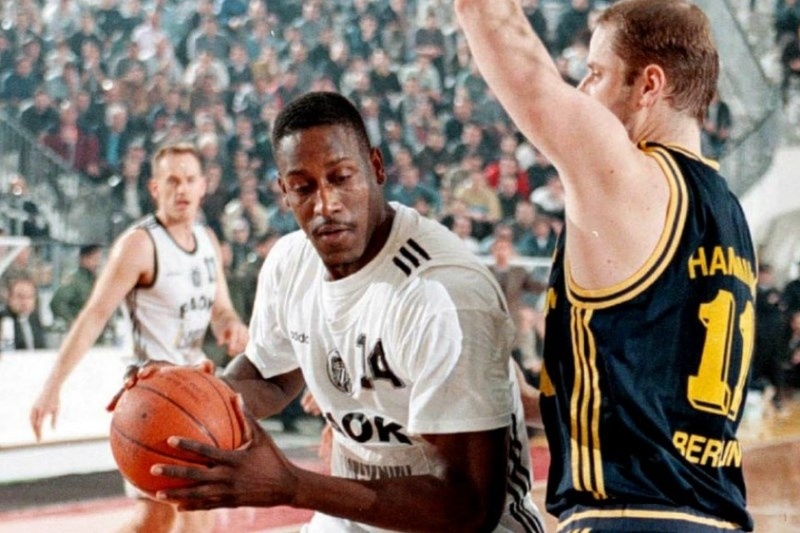 Σοκ! Νεκρός ο Τσαρλς Σάκλεφορντ! (videos)