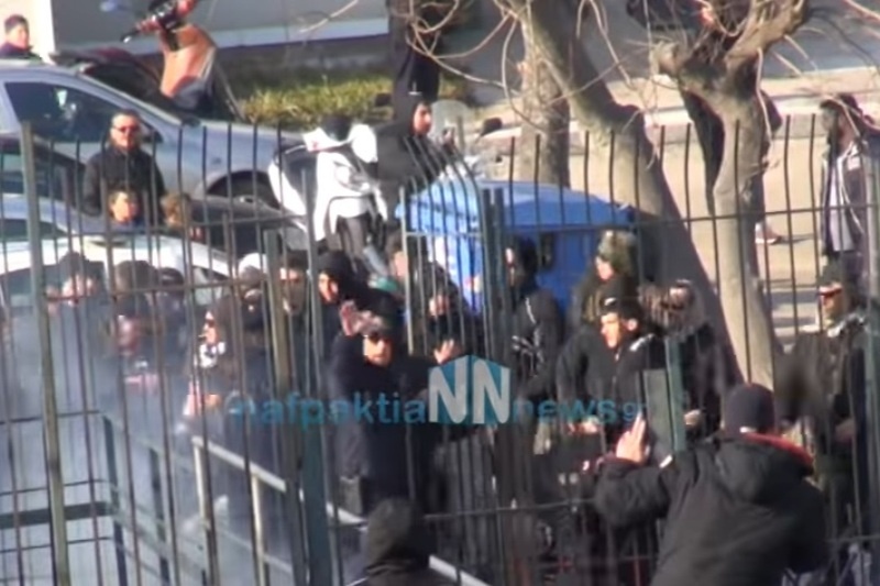 Πετροπόλεμος! Σοβαρά επεισόδια σε τοπικό στην Ναύπακτο! (video)