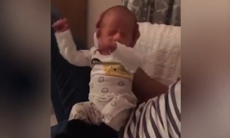 Επικό! Νεογέννητο μωρό είναι ο… βασιλιάς του DAB!