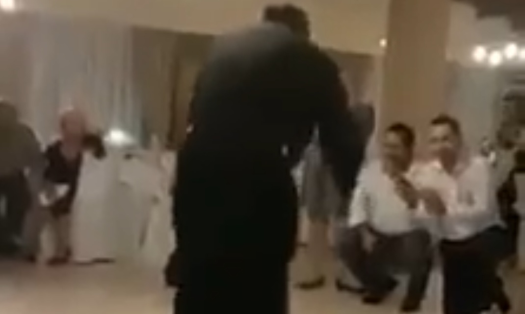 Γεια σου παπά, παπά, τρελή η ζεμπεκιά!