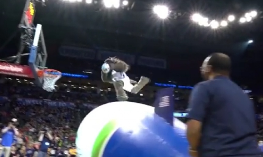 Ακόμα και η μασκότ των Θάντερ καρφώνει!