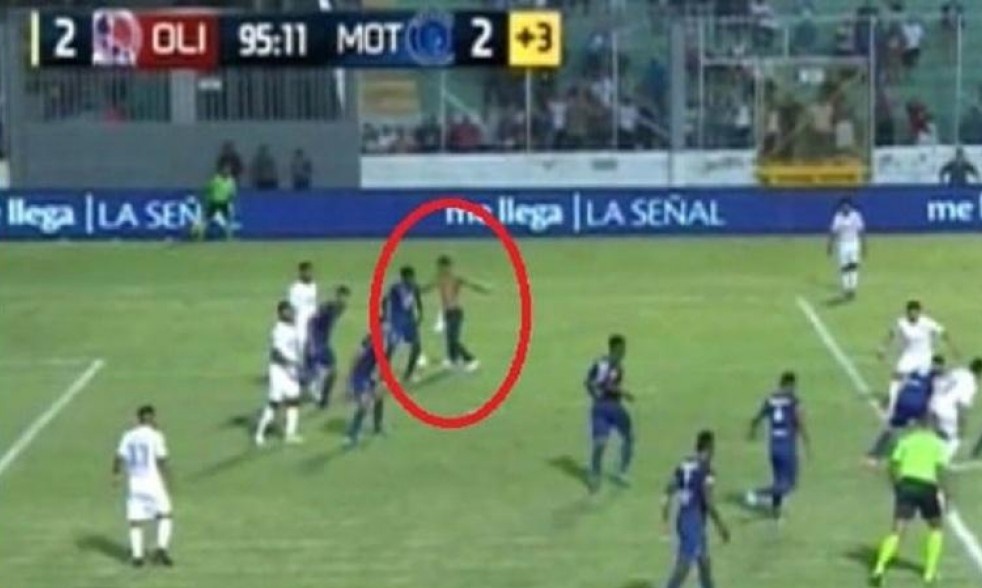 Δεν υπάρχει: Οπαδός μπούκαρε στο γήπεδο στις καθυστερήσεις και το κάρφωσε!