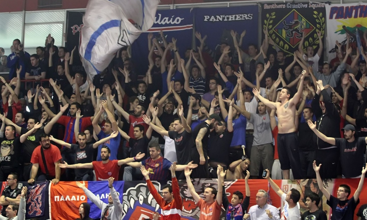 Οπαδοί του Πανιωνίου και του Εθνικού τραγουδούν υπέρ των αντιπάλων τους!