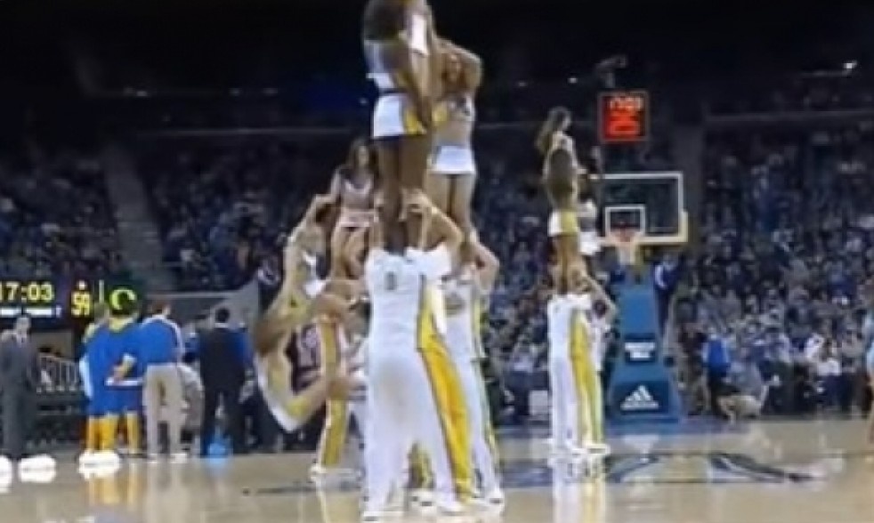 Τρελό ατύχημα σε «πυραμίδα» από τσιρλίντερς!