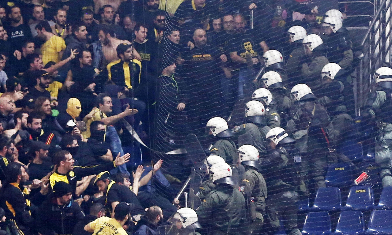 Τελικός Κυπέλλου Μπάσκετ: Ξύλο οπαδών του Άρη με τα ΜΑΤ! (vid)