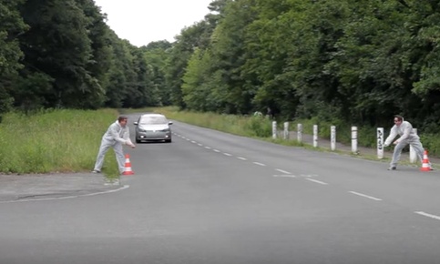 Τρελό γέλιο: Τρολάρουν τον κόσμο με... αόρατο σκοινί!