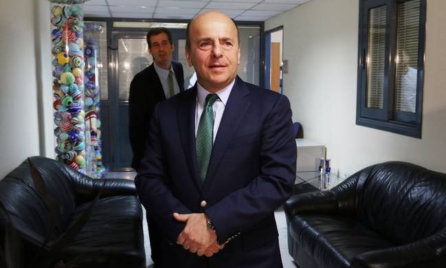 «Μόνοι μας κι όλοι τους»