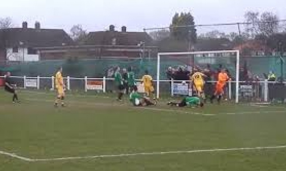 Τερματοφύλακας τρώει γκολ και… διαλύει το δοκάρι!