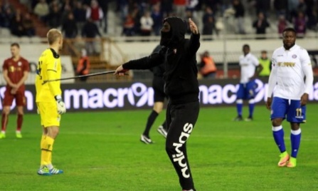 Κροάτης χούλιγκαν «τρέχει» τον διαιτητή του Χάιντουκ - Ριέκα