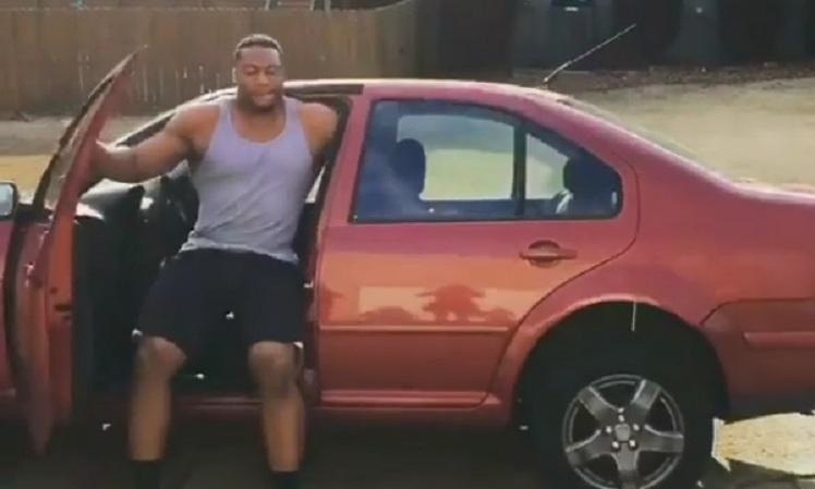 Τι κάνει ο τύπος: Σηκώνει αυτοκίνητο για ζέσταμα!