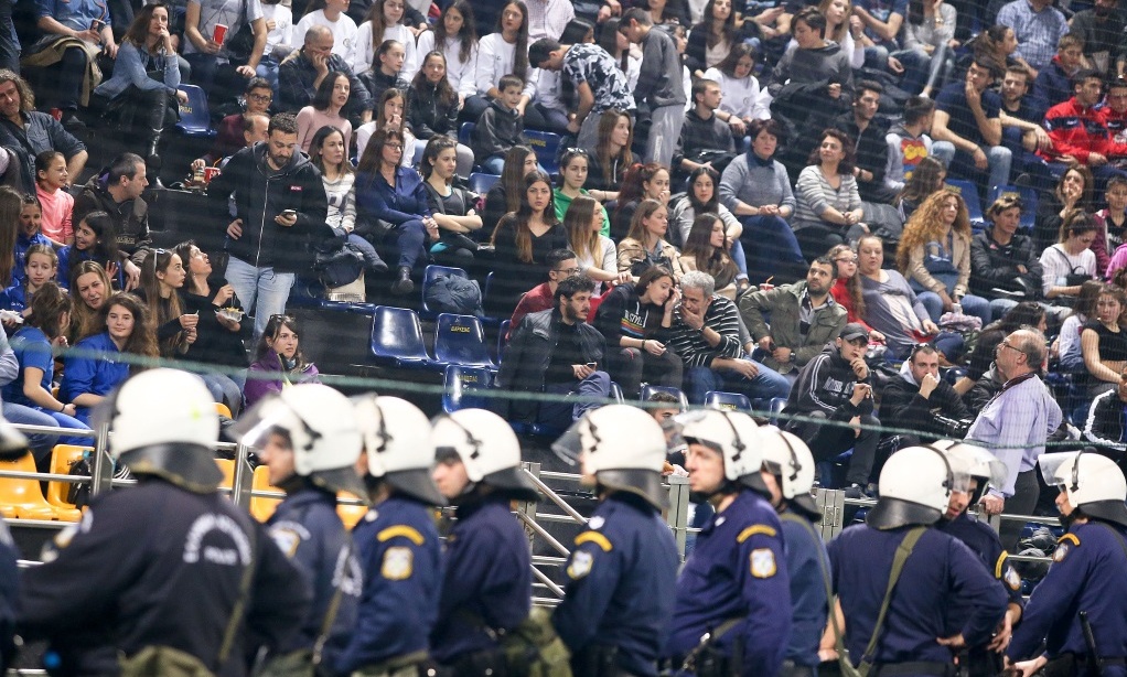 Πετροπόλεμος και φωτοβολίδες πριν τον ημιτελικό του ΠΑΟΚ και του Ολυμπιακού