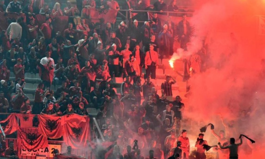 Κόλαση στο Ιταλία-Αλβανία και διακοπή!