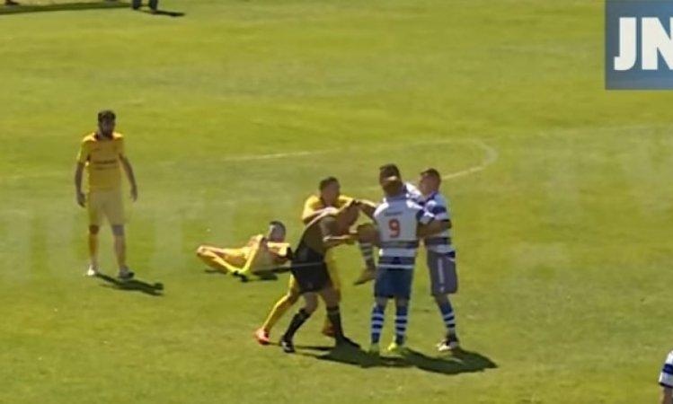 Έφαγε κόκκινη και έριξε κλωτσιά στο διαιτητή!