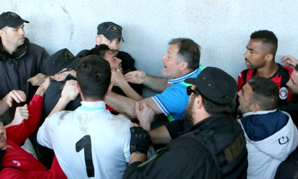 Καβάλα-Απόλλων Καλαμαριάς: Φωτογραφικό υλικό από το ξύλο με παίκτες και αστυνομικούς