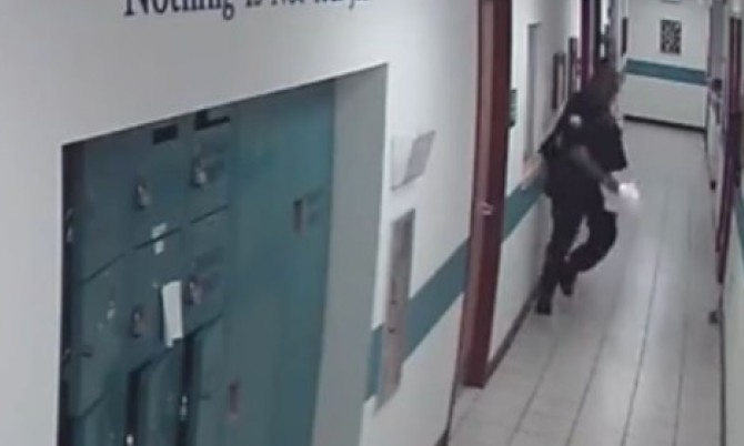 Άξιος αστυνομικός: Είδε ποντίκι και τα 'κανε πάνω του!