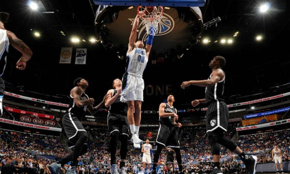 Επικός: Κάρφωσε στον αγώνα χωρίς παπούτσι ο Γκόρντον!