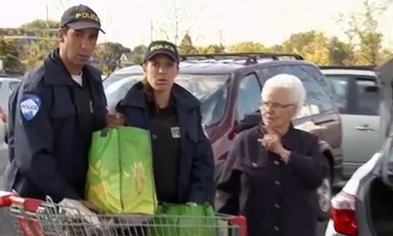 Έπος: Γιαγιά σκαρώνει απίστευτη φάρσα σε περαστικούς!