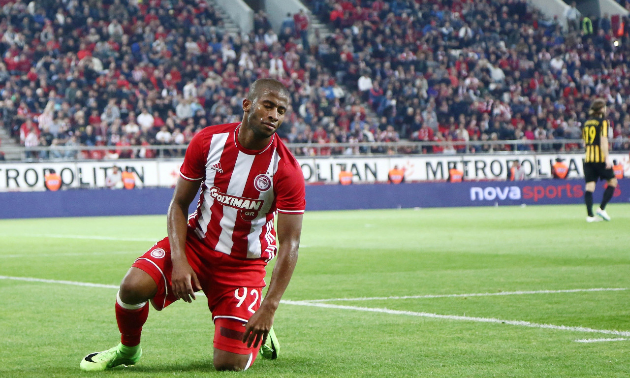 Η ΑΕΚ έβγαλε τον Σεμπά στη... σέντρα!