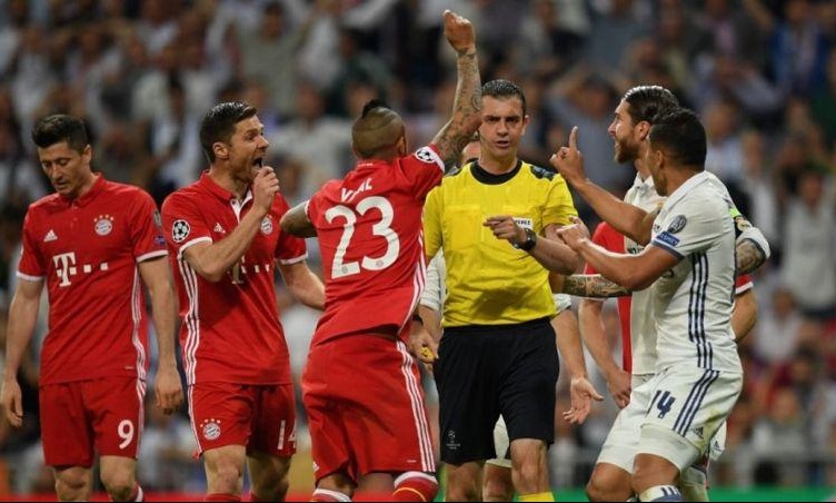 Champions League: Τρεις παίκτες της Μπάγερν πήγαν να ορμήξουν στο διαιτητή!