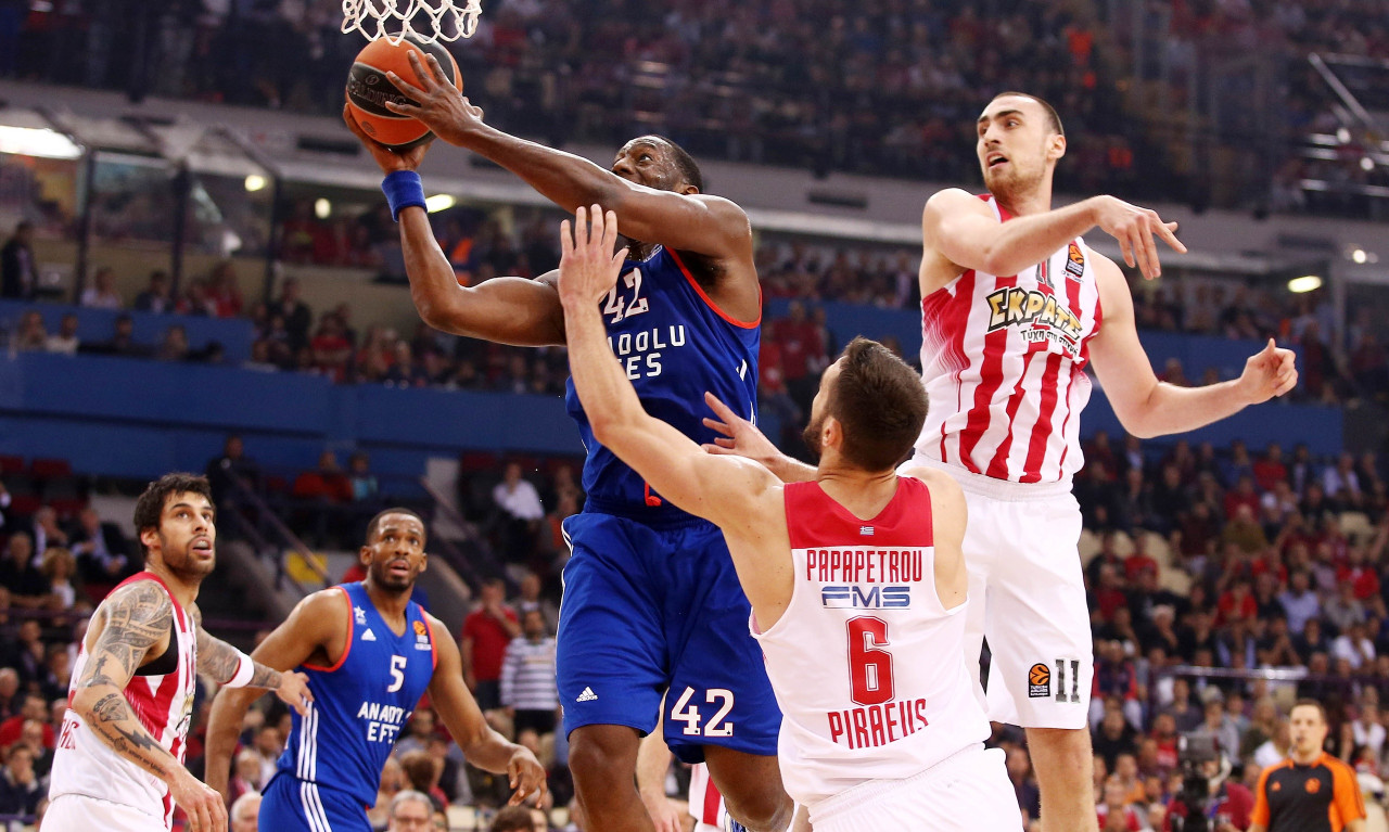 Υβριστικό πανό κατά Ζουράρι στο ΣΕΦ