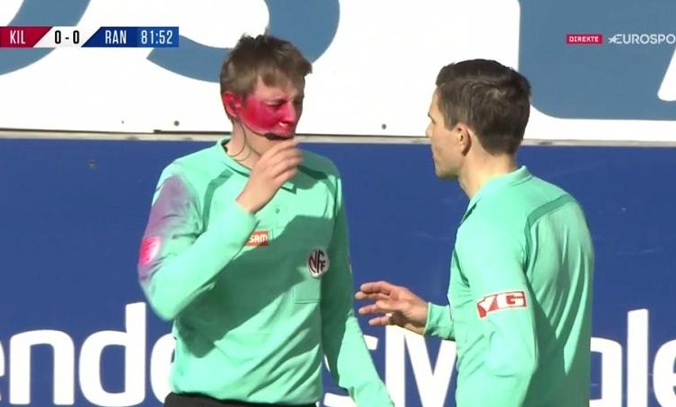 Σοκ: Επίθεση σε βοηθό με σπρέι την ώρα του αγώνα!