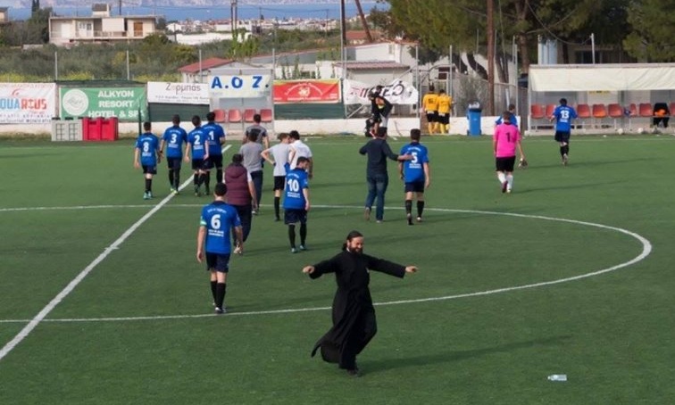 Τα ράσα κάνουν τον… πρόεδρο και φέρνουν και την άνοδο! (video)