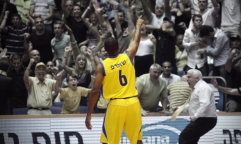 Η Euroleague θυμήθηκε το επικό τρίποντο Ντέρικ Σαρπ από το κέντρο