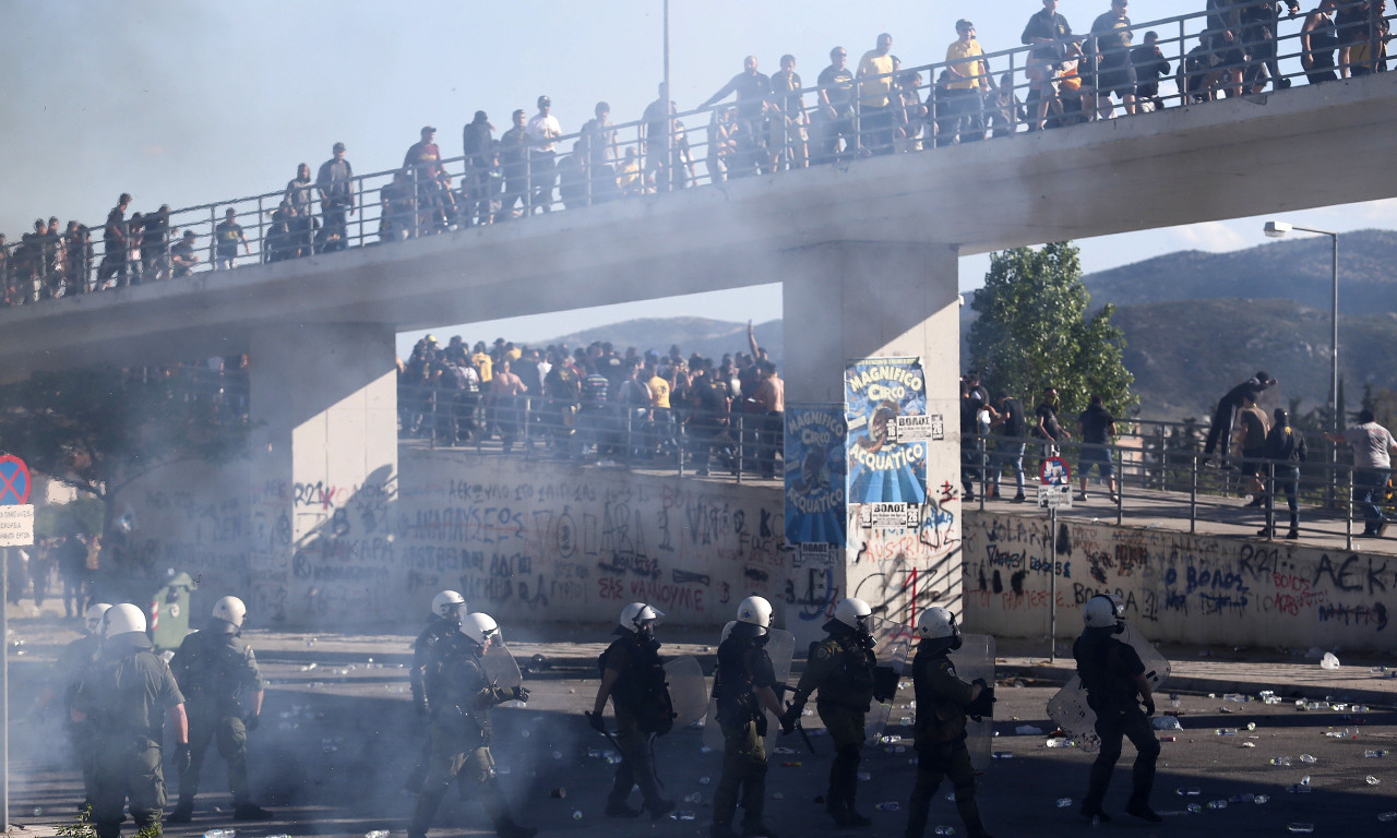 ΠΑΟΚ-ΑΕΚ: Χαμός στο Πανθεσσαλικό – Οπαδοί πλακώνονται έξω από το γήπεδο!