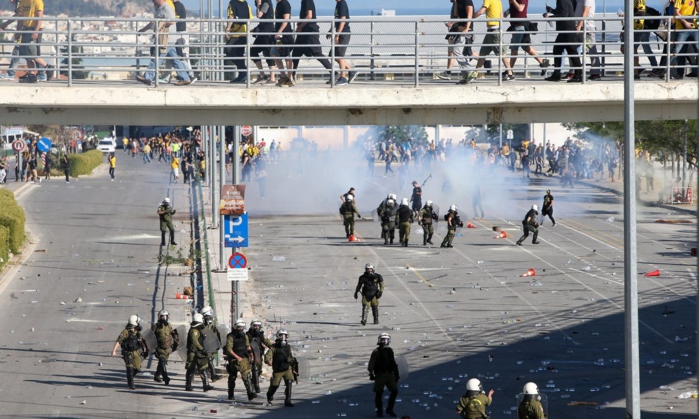 ΠΑΟΚ-ΑΕΚ: Καρέ-καρέ τα επεισόδια στην αερογέφυρα!