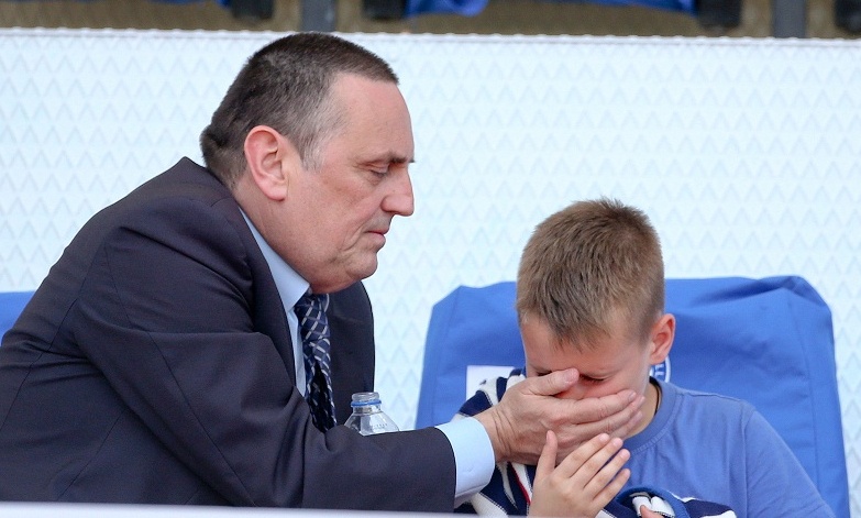 ΠΑΟΚ-ΑΕΚ: Οι σοκαριστικές φωτογραφίες του Στράτου που προστατεύει το γιο του από τα δακρυγόνα!