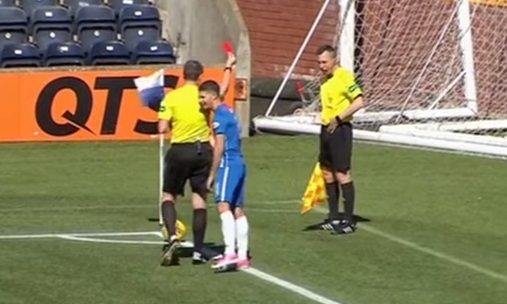 Έπος! Ο διαιτητής έδειξε κόκκινη στον επόπτη!