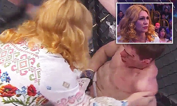 Αθλητής του MMA έχασε στο ρινγκ και τις... άρπαξε και από την μητέρα του