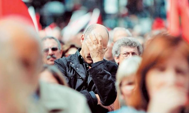 Ξεκίνησαν τα «ψαλίδια» στα επιδόματα