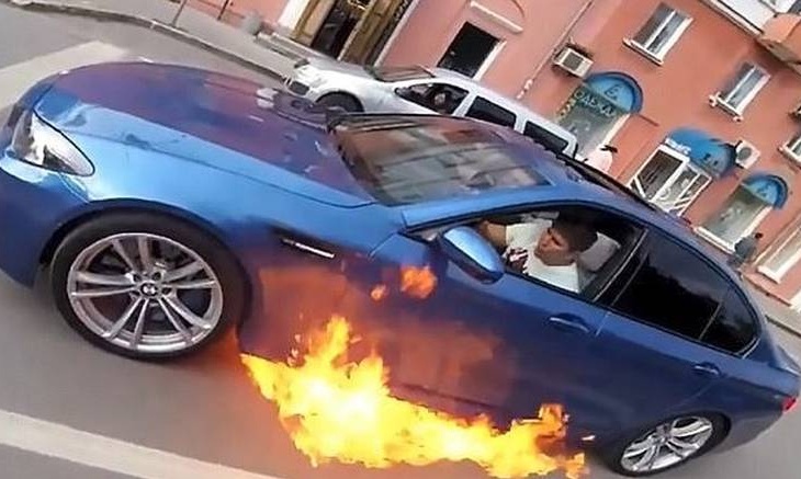 Εικόνες Fast and Furious σε δρόμο της Ρωσίας...με φλεγόμενο αυτοκίνητο (vid)