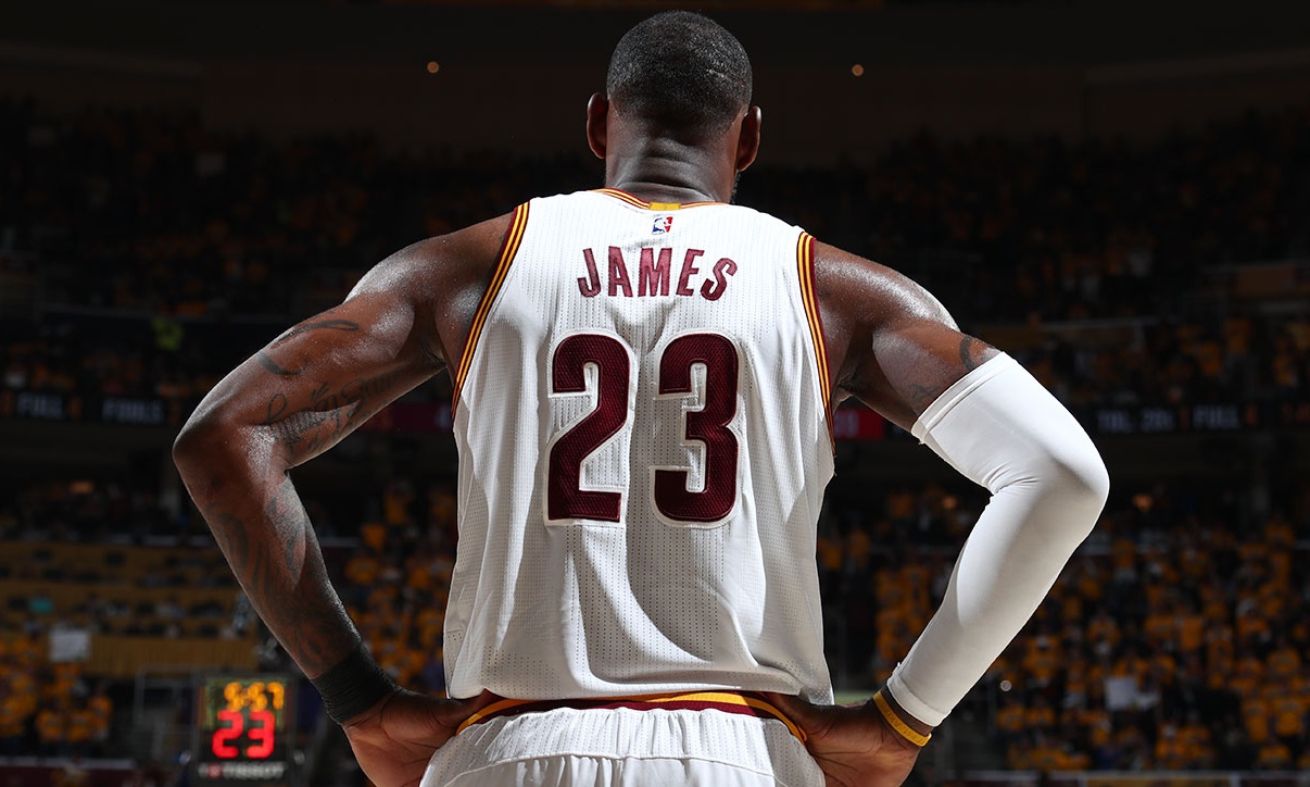 Ο «βασιλιάς» Λεμπρόν στην κορυφή των καρφωμάτων